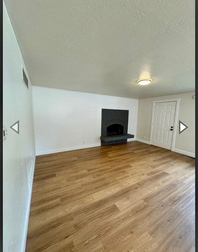 Building Photo - 2 Bed 1 Bath Duplex with Garage,