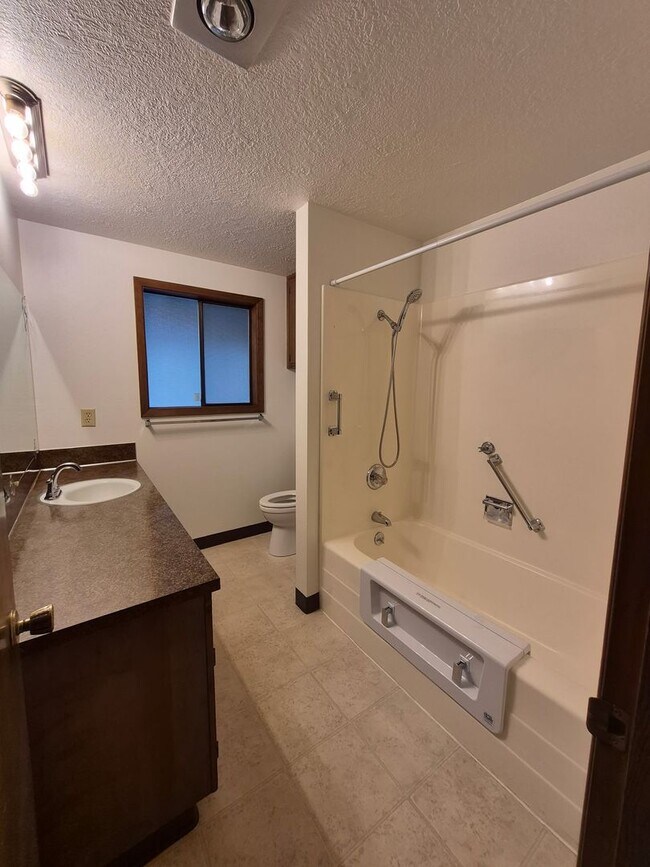 Building Photo - Charming South Salem Duplex!