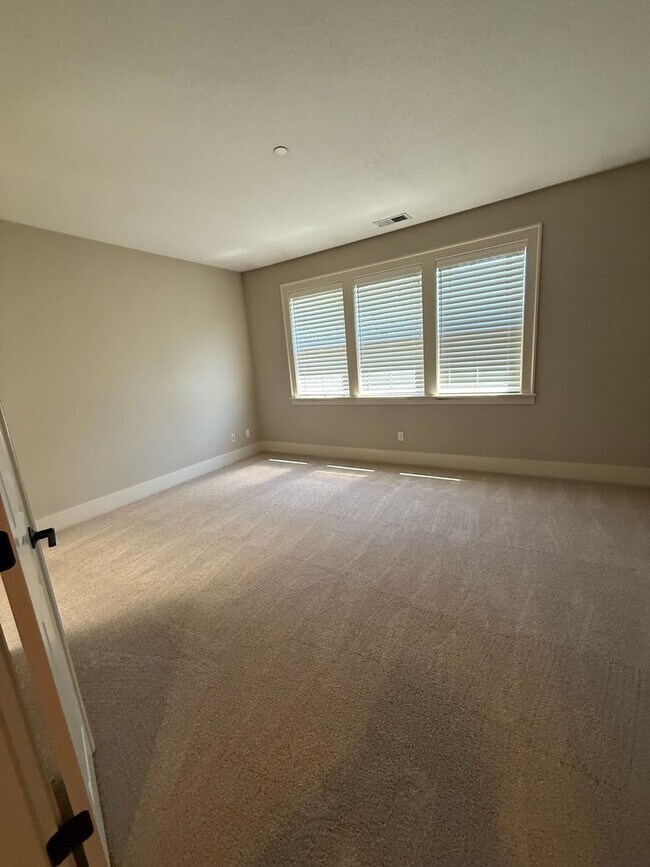 Building Photo - Stunning Contemporary townhome in Coveted Peterkort Woods, near St. Vincent's in Cedar Mill