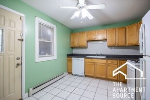 Building Photo - 1643 W Sherwin Ave