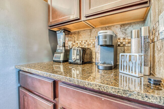 Building Photo - Westside area for Short or Long Term Rental(Completely Furnished) Beautiful 3 bed/2.5 baths