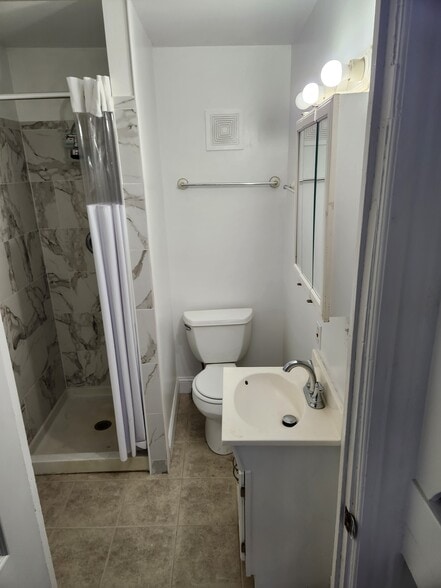 Building Photo - 185 Thames St