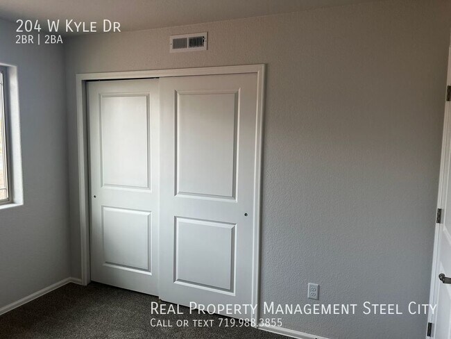 Building Photo - 204 W Kyle Dr