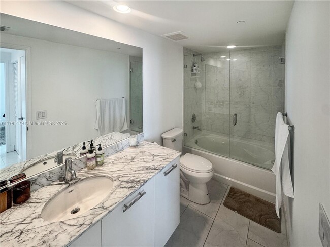 Building Photo - 950 Brickell Bay Dr
