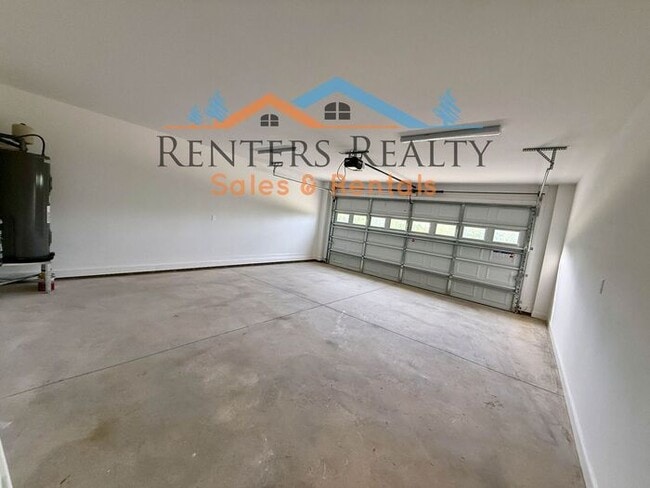 Building Photo - Stunning 3 Bedroom with Rooftop Terrace