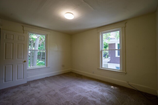 Building Photo - 909 Lancaster Ave
