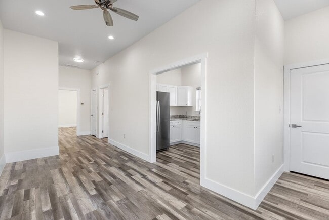 Building Photo - FOR LEASE!!