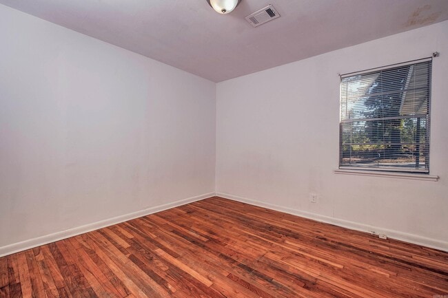 Building Photo - 1310 E North St