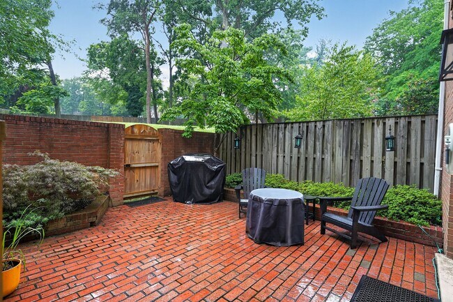 Building Photo - 3-level townhome in sought-after Sycamore Heights