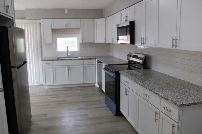 Primary Photo - Unique Rental in Grandview with 3 bay gara...