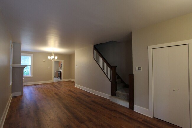 Building Photo - 1039 Mirror St