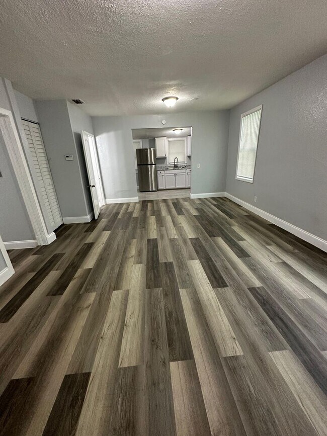 Primary Photo - Fully Renovated 3/1.5 Available for Immedi...