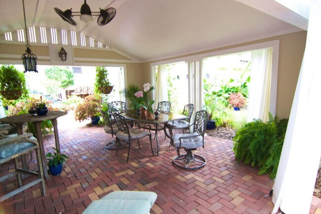 Building Photo - 305 NE 4 St