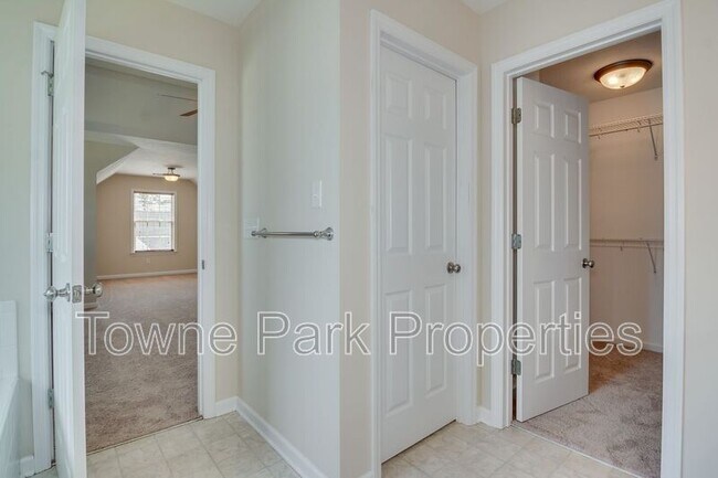 Building Photo - 1111 Hunters Cove