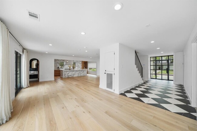 Building Photo - 819 Silvergate Dr