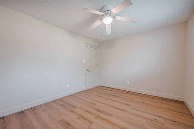 Building Photo - 2727 Raintree Dr