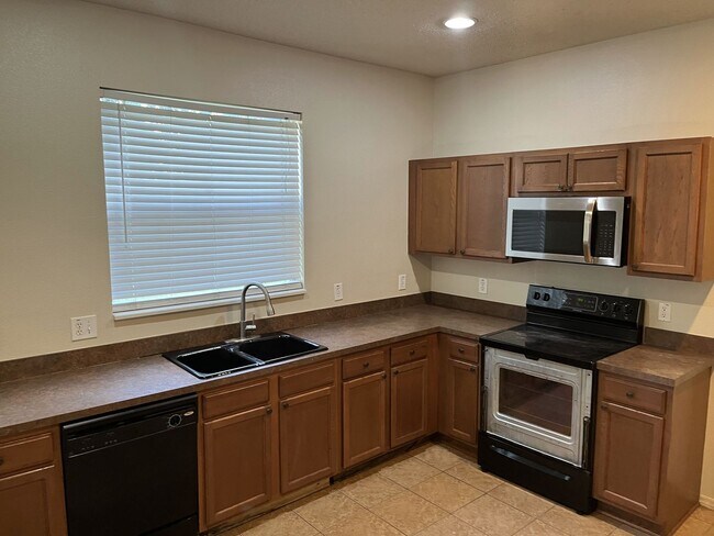 Building Photo - Single family home with lawncare included