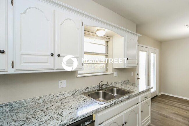 Building Photo - 3 Bedroom Pet-Friendly Home in YUKON, OK with Main Street Renewal