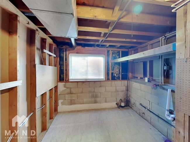Building Photo - 384 Parkdale Dr