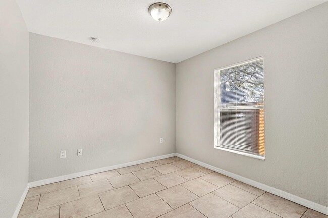 Building Photo - 3 Bedroom Home