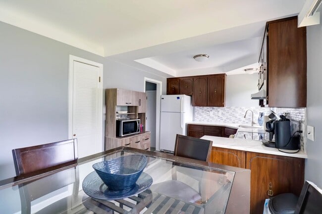 Building Photo - 2 bedroom 2 bath brick ranch