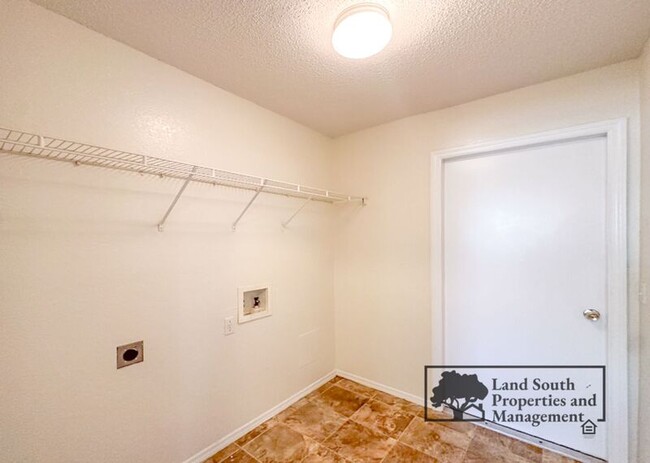 Building Photo - 5557 Beverly Rise Blvd