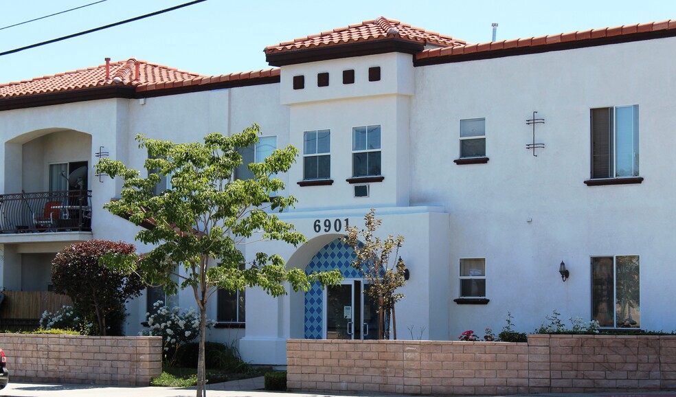 Building Photo - 6901 Laurel Canyon Blvd