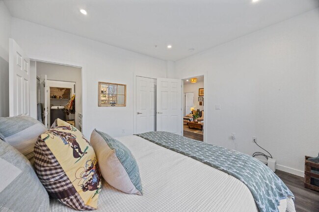 Building Photo - newly remodeled charming 2bd/2ba condo w/pool access