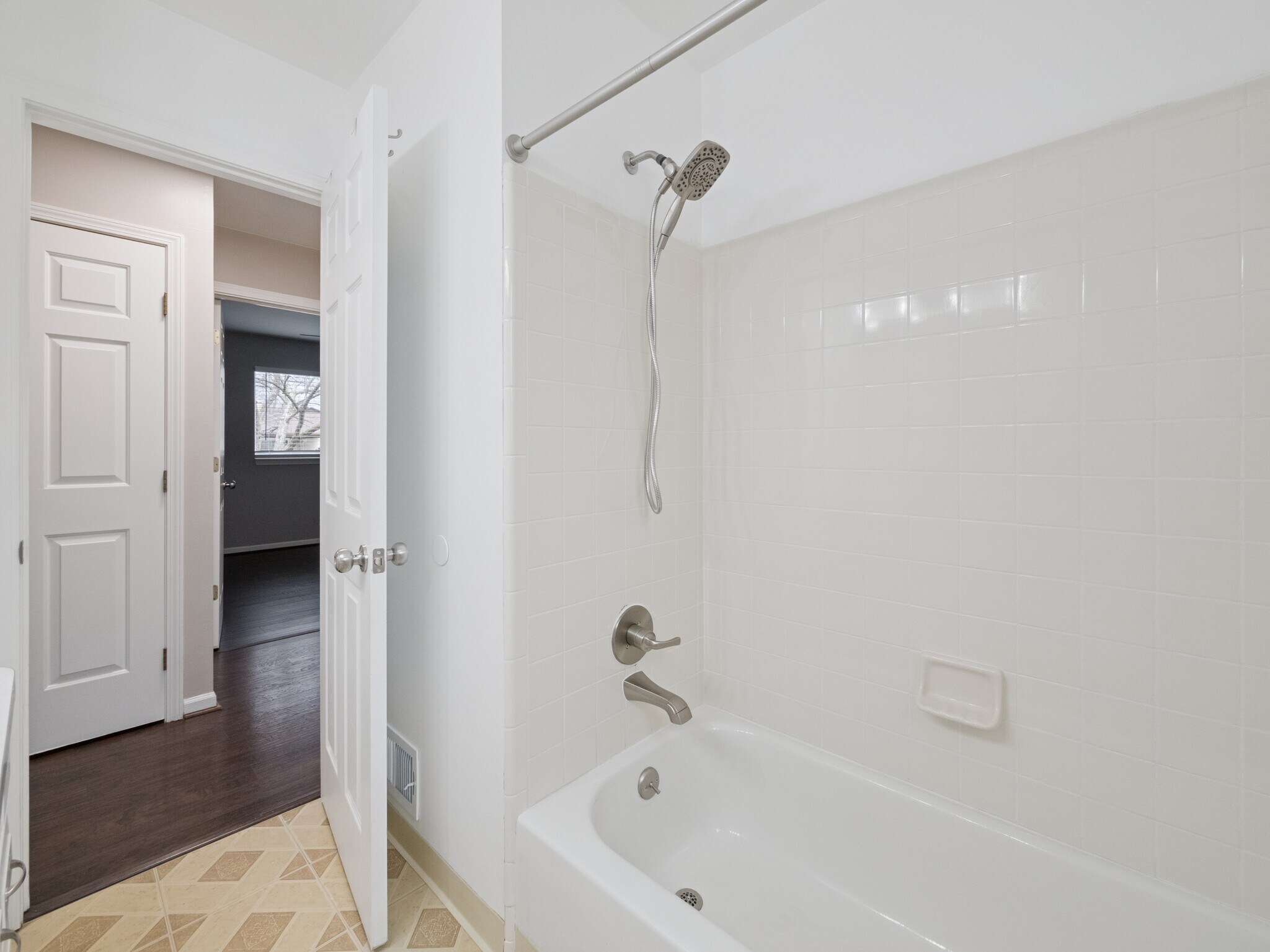 First floor bathroom - 8204 Toepfer Rd