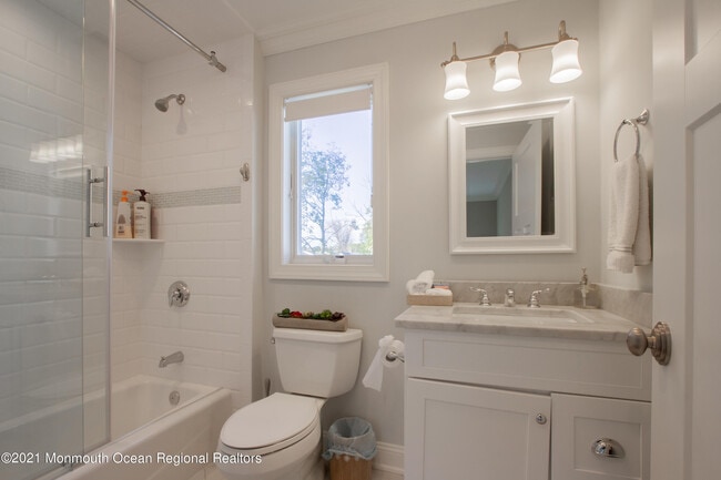 Building Photo - 41 Bank St