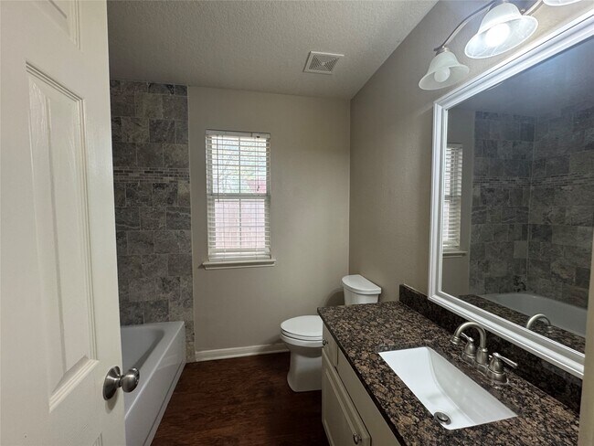 Building Photo - 711 W Clady Dr