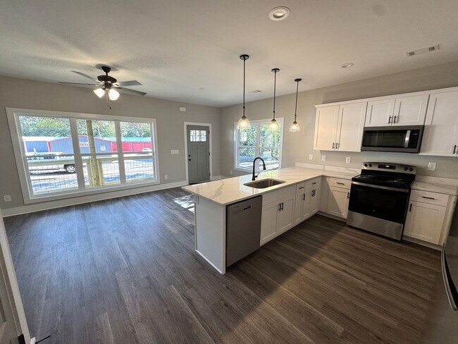 Building Photo - Downtown 4br Home FOR RENT