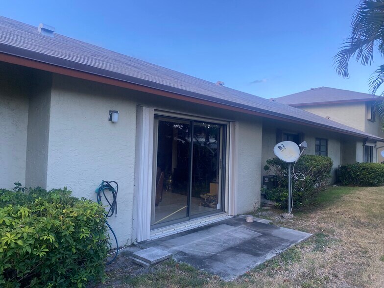 Building Photo - 1750 NE 39th Ct