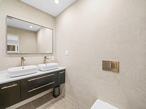 Building Photo - 627 E Angela St