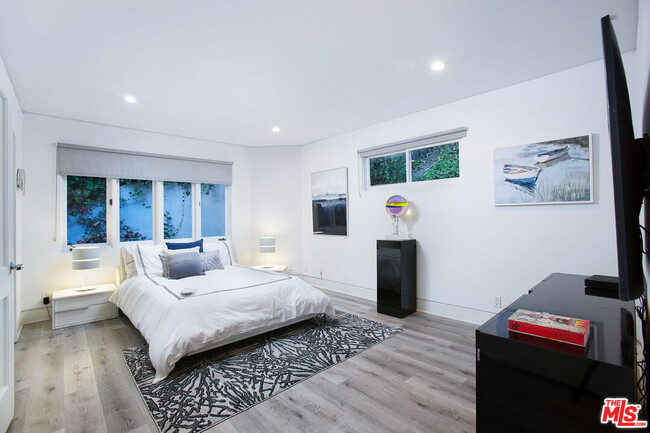 Building Photo - 1166 San Ysidro Dr