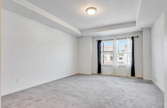 Building Photo - Beautiful Newer Build 3 Bed 2.5 Bath Reed'...