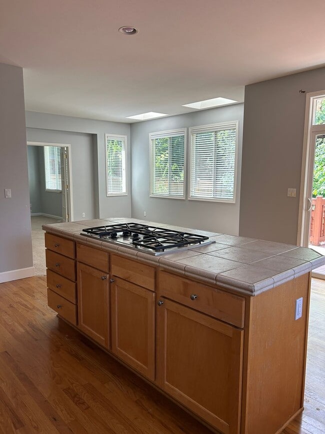 Building Photo - 4Bd/2.75Ba Bellevue Home