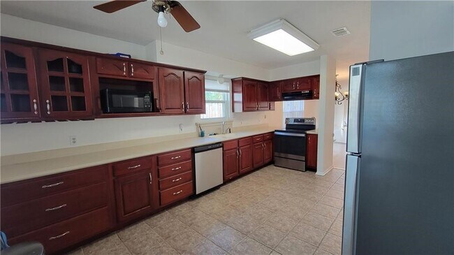 Building Photo - 201 Putters Ln