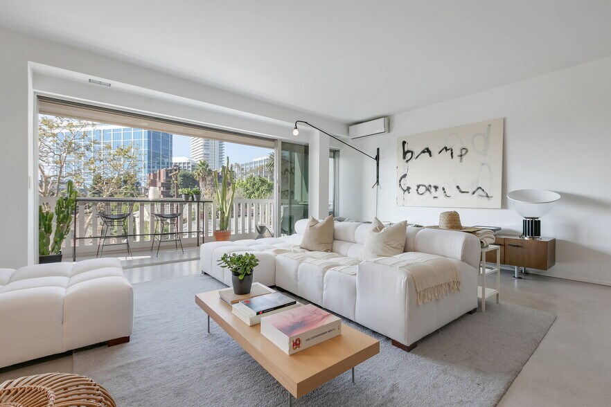 Building Photo - 999 N Doheny Dr