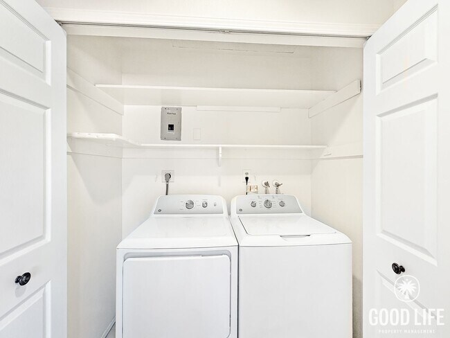 Building Photo - Top-Floor 3BR Retreat with Balcony Views & In-Unit Laundry in San Diego!