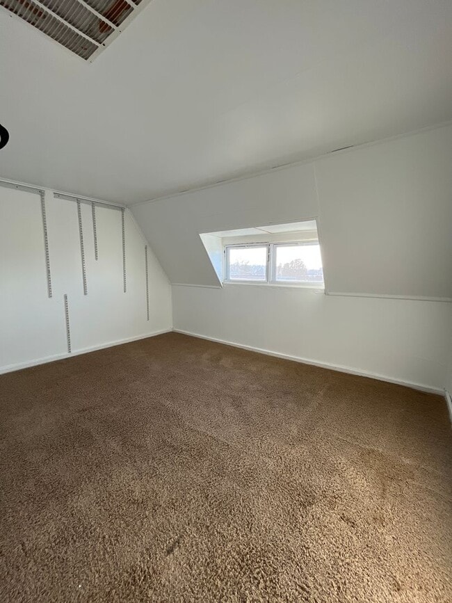 Building Photo - Large, well-maintained 4-bedroom, 1-bathroom row home