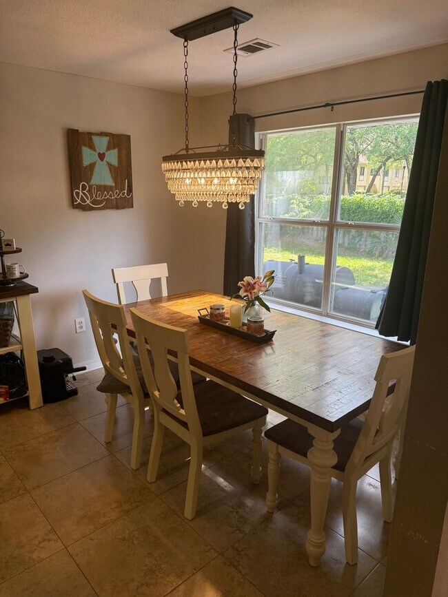 Building Photo - 4 Bedroom in Bluewater Bay (Professional Pictures Coming Soon!)
