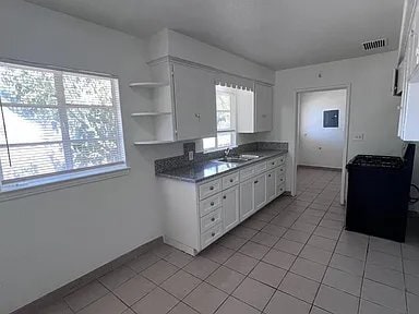 Building Photo - 2905 E Lamona Ave