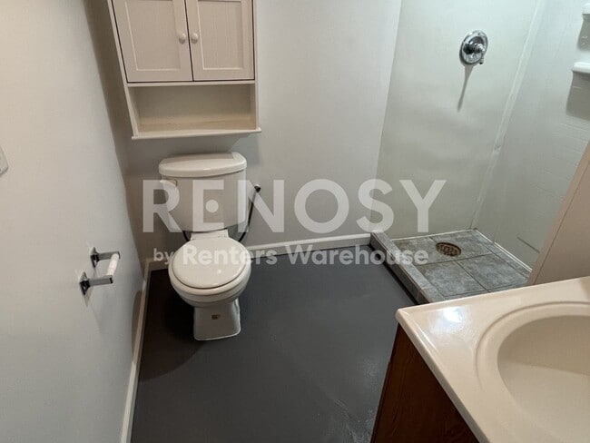 Building Photo - 4BD/2BA in Newport Available Now!