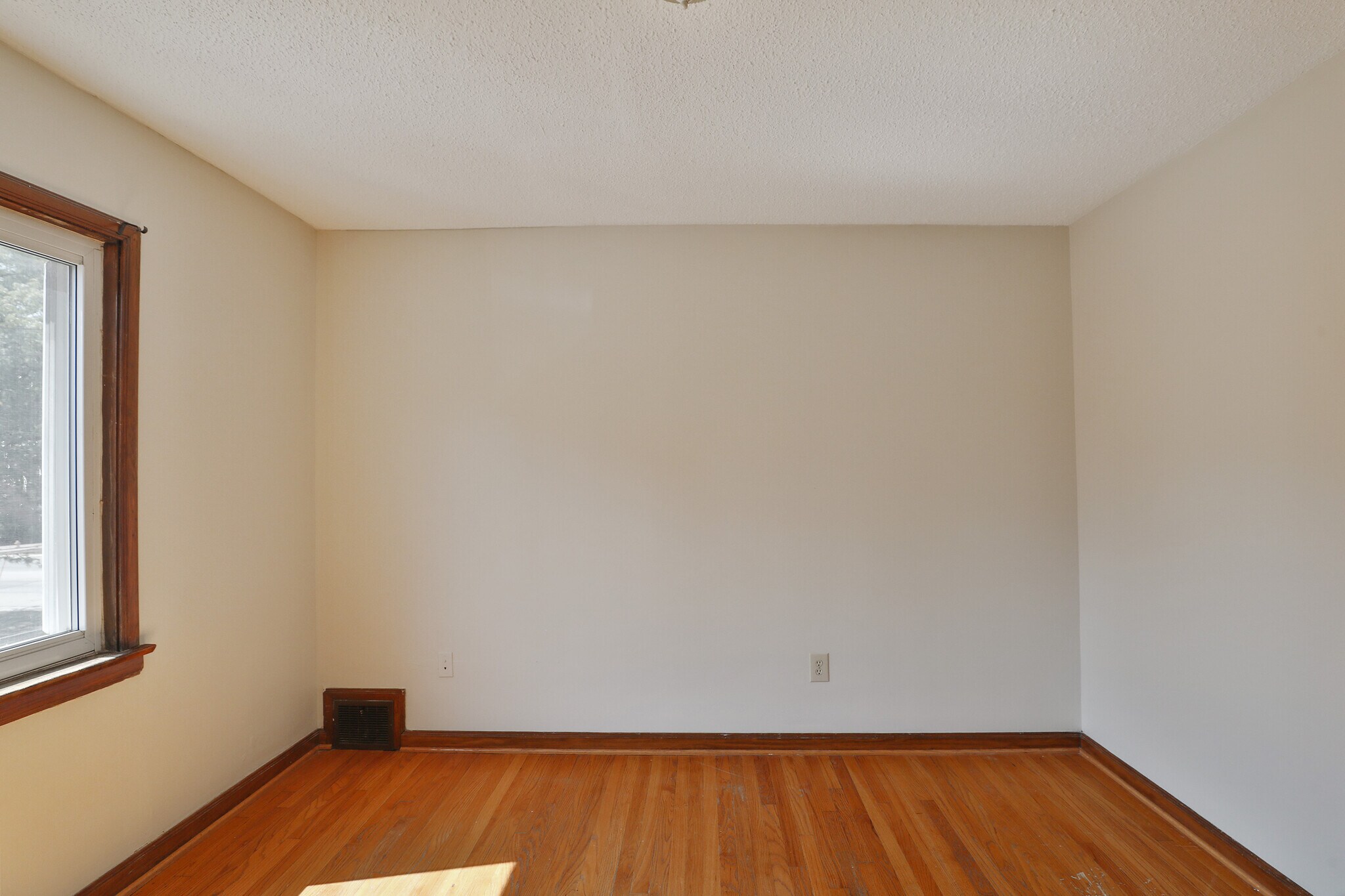 Building Photo - 3248 Indianola Ave