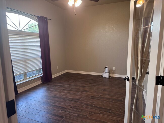 Building Photo - 2033 Catkins Ln