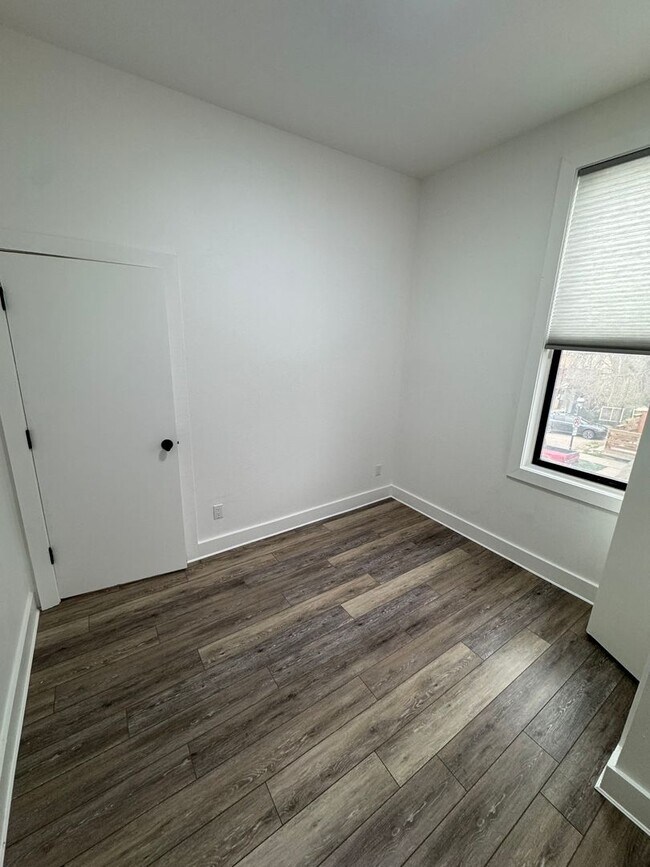 Building Photo - 412 8th St