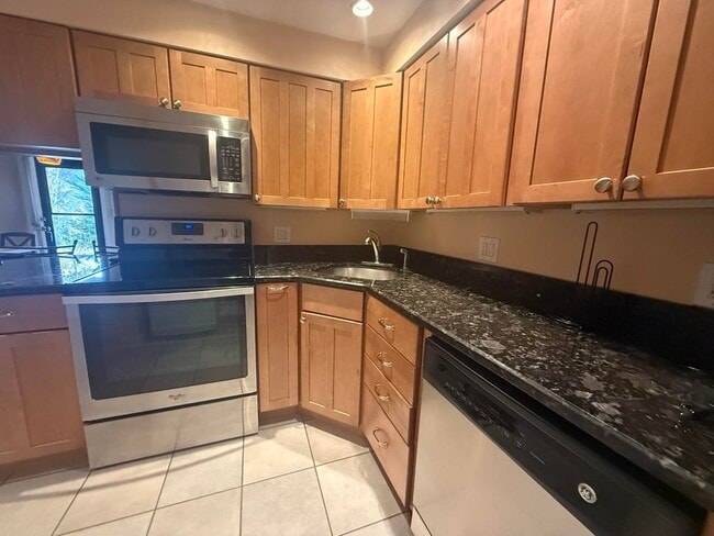 Building Photo - 6 Windsor Hill Way