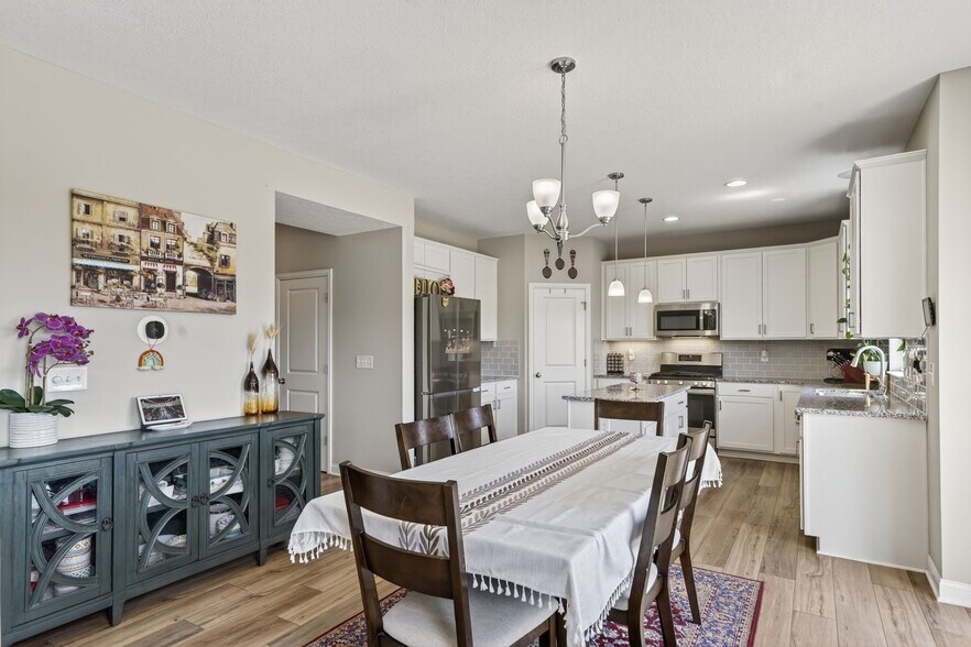 Building Photo - 3805 Mantle Dr