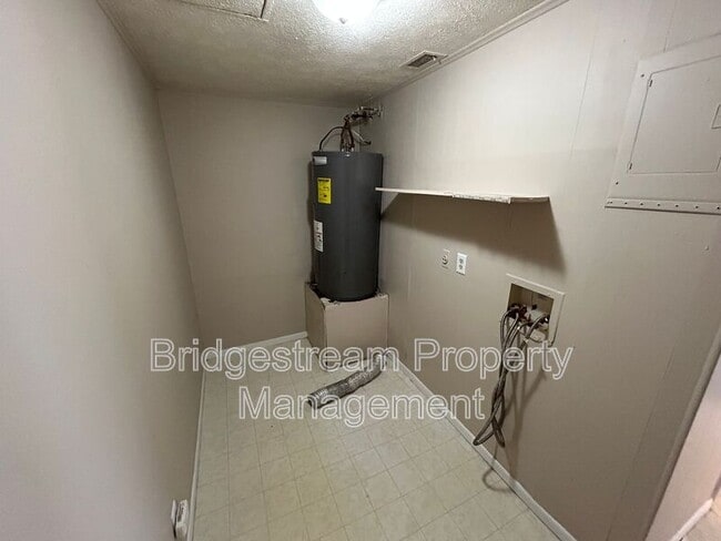 Building Photo - 838 Randler Ave